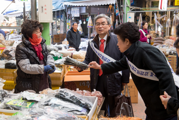 민주평통 박찬봉 사무처장(가운데)과 이영숙 부산 부의장(오른쪽)이 전통시장 장보기 행사에 참여하고 있는 모습.