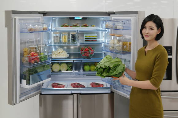 삼성전자 모델이 미세 정온 기술로 식품의 신선함은 물론 영양소도 유지하는 셰프컬렉션 냉장고를 소개하고 있다(사진 제공: 삼성전자)