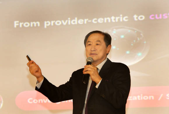 LG유플러스 이상철 부회장이 5일 LG유플러스 상암사옥에서 개최된 출입기자단 송년행사에서 ‘5G를 향한 혁신과 진화’를 주제로 강연하고 있다(사진 제공: LG유플러스)