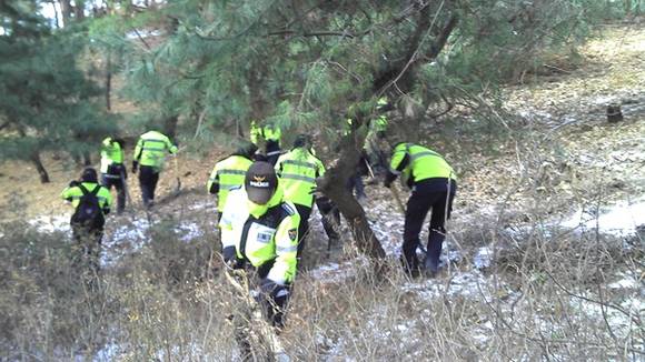 경찰은 장기없는 토막사체가 발견 된 수원 팔달산 사건 현장을 철저히 통제하고 경찰 인력을 총 동원해 수색작업을 연일 이어가고 있다.