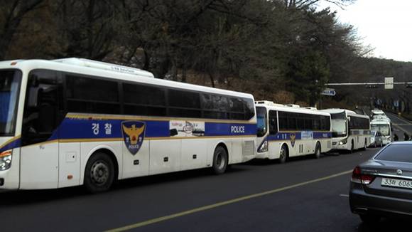 사건 현장 인근 경기도청 후문에 수색작업에 동원 된 경찰인력을 실은 경찰버스들이 줄지어 정차해 있다.경찰은 6일 4대 중대 340여명의 경찰력을 동원했으며 7일 5개 중대 400여명의 경찰력을 투입해 단서 확보에 주력하고 있다.