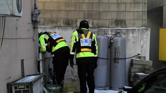 경찰은 8일에도 5개중대 400여명의 경찰을 동원해 사건현장 주변 주택 밀집 지역을 샅샅히 수색하고 있다.