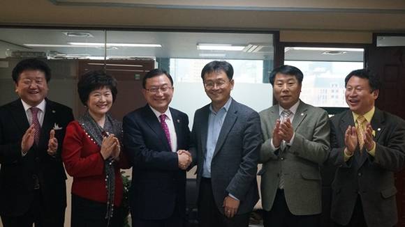 왼쪽부터 김성태, 민병숙, 박기열 위원장, 민경선 특위위원장, 김준연, 안승남 의원(사진=경기도의회 제공)