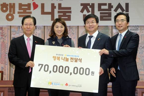 왼쪽부터 김학현 NH농협 손해보험 대표이사,최나연 프로골퍼,염태영 수원시장, 김효진 경기사회복지공동모금회 사무처장(사진=수원시 제공)