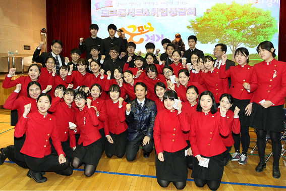 남 지사는 “여러분이 아랍어만 잘하면 모셔가지 못해 안달이 날 것”이라며 ‘아랍어 전략’을 밝혀 학생들의 관심을 끌었다. 토크콘서트가 끝난 후 남 지사가 특성화고 학생들과 기념촬영을 하고 있다.(사진=경기도 제공)