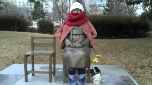 평화의 소녀상은 오늘도 일본정부의 위안부 관련 망언을 말없이 지켜보며 영하의 추위속에서도 조용히 앉아 그 무언가를 오랜 세월 기다리고 있다.