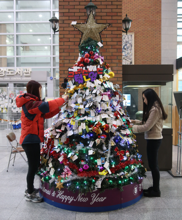 경성대 중앙도서관 로비에 설치된 ‘소망 트리’ 모습. (사진제공=경성대)
