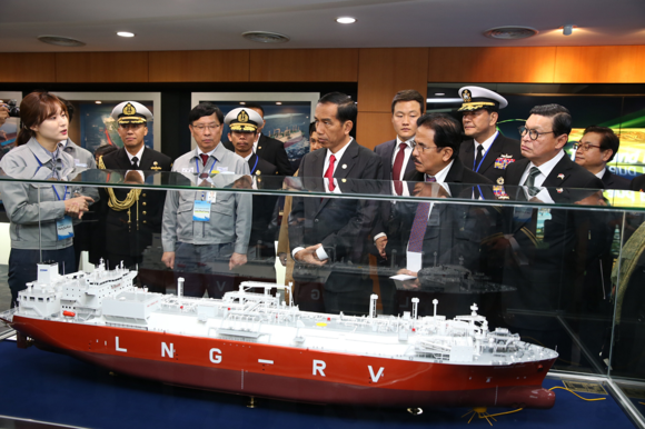 11일 인도네시아 조코 위도도 대통령(앞줄 오른쪽 3번째)이 대우조선해양 옥포조선소 홍보관을 방문해 선박에 대한 설명을 듣고 있다. (사진제공=대우조선해양)