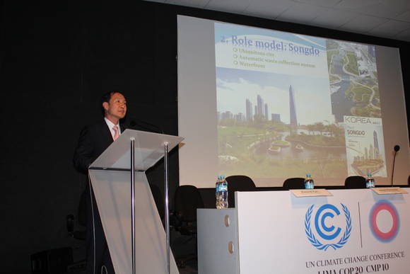 조명우 인천시 행정부시장이 9일 오후(현지시간) 제20차 유엔기후변화협약 당사국총회(UNFCCC COP 20)가 열리고 있는 페루리마 COP 회의장내 Maranga Room에서 녹색기후기금(GCF) 유치도시인 인천시의GCF 지원계획 및 GCF와의 협력방안에 대해 기조연설 하고 있다.(사진제공=인천시GCF전략과)