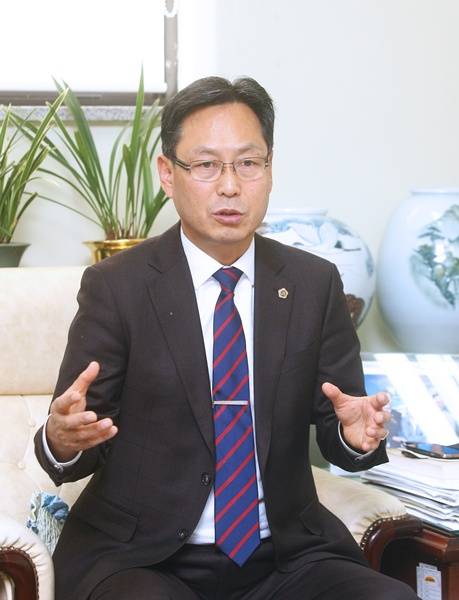 이승철 경기도의회 새누리당 대표 의원이 CNB NEWS와의 인터뷰에서 도민을 위해 원칙과 소신을 가지고 도민의 행복한 삶의 질 향상을 위해 새누리당 의원들 모두 최선을 다하겠다는 말을 하고 있다.