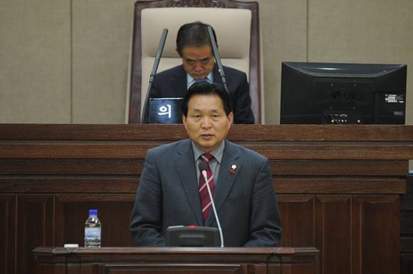 수원시 현안사항에 대한 질의를 하고 있는 수원시의회 염상훈 의원