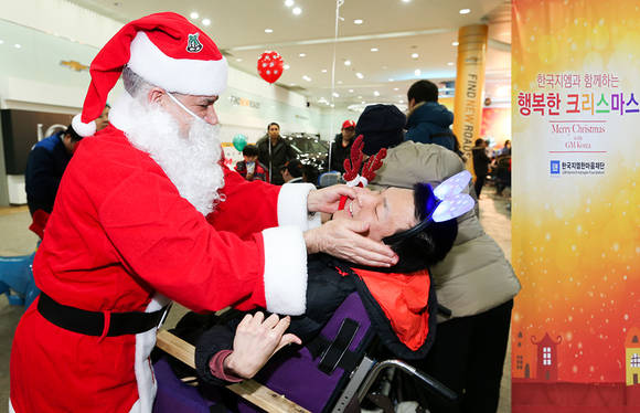 산타 복장을 한 세르지오 호샤(Sergio Rocha) 한국지엠 사장(사진 왼쪽)이 지역 내 보육원 장애우와 즐거운 시간을 보내고 있다. 한국지엠 임직원들이 설립한 사회복지법인 ‘한국지엠한마음재단’은 지난 12일 저녁, 부평 본사 홍보관에서 지역 내 보육원 아동과 장애우 등을 초청, '한국지엠과 함께하는 행복한 크리스마스' 파티를 갖고 즐거운 시간을 보냈다.(사진=한국지엠)