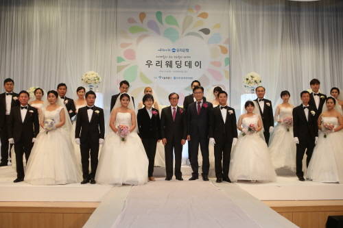 지난 14일 우리은행 본점 대강당에서 열린 다문화가족 합동결혼식인 ‘제3회 우리웨딩데이’에서 이순우 우리다문화재단 이사장(사진 가운데)이 서울시 관계자 및 다문화가족 10쌍과 함께 기념촬영을 하고 있다.(사진제공=우리다문화재단)