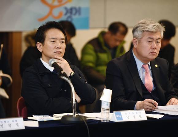 남경필 경기도지사가 개성공단 입주업체들의 애로사항과 건의사항을 청취하며 깊은 생각에 잠겨있다.(사진=경기도 제공)