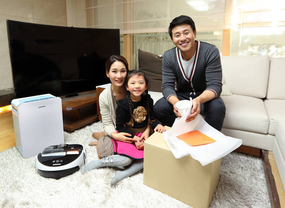 삼성전자 모델들이 16일 운니동 삼성 래미안갤러리에서 이사를 앞둔 고객들을 위해 삼성전자 S'골드러시 이사 마일리지 프로그램을 소개하고 있다(사진 제공: 삼성전자)