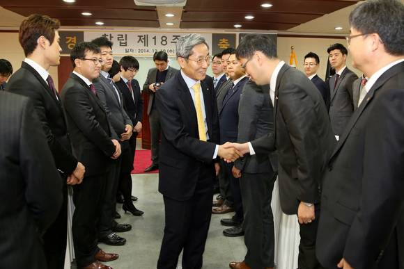 윤종규 회장이 KB부동산신탁 직원들을 격려하고 있다(사진 제공: KB금융)