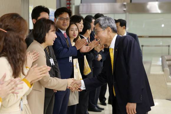 윤종규 회장이 KB금융 본점을 방문해 직원들과 악수를 나누고 있다(사진 제공: KB금융)