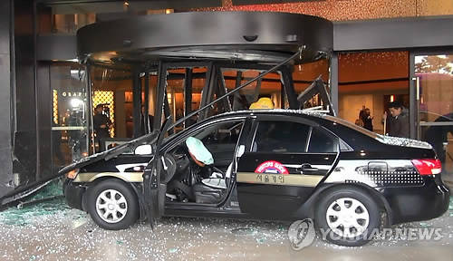 지난 2월25일 오후 5시경 신라호텔 1층 로비로 모범택시가 돌진해 충돌한 사고 현장 모습(사진: 연합뉴스)