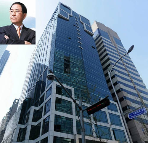 당시 피해자였던 사실이 뒤늦게 알려진 정몽선 현대시멘트·성우그룹 회장과 서울 서초동에 위치한 현대시멘트 본사 사옥(사진: 연합뉴스)