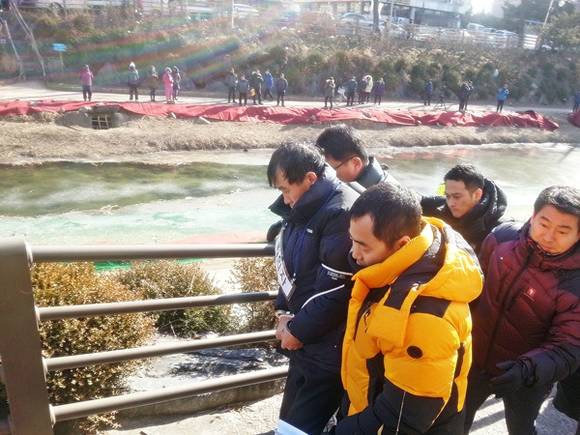 17일 오전 경찰은 피의자 박춘봉이 저지른 살인 현장과 사체유기 장소에 대한 현장검증에 나서고 있다.