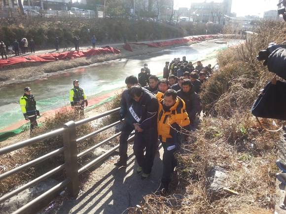 고개를 숙인 채 담담히 사체유기 재현을 한 피의자 박춘봉
