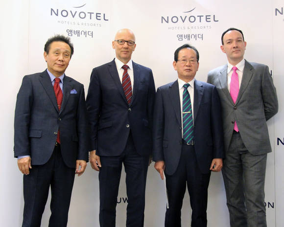 ‘노보텔 앰배서더 수원’ 개장식에 참가한 (오른쪽부터)아코르 앰배서더 코리아 권대욱 사장, 아코르그룹 아시아지역 최고운영책임자 패트릭 바셋, 애경수원역사(주) 심상보 사장, 노보텔 앰버서더 수원 총지배인 티에리 르 포네(사진 제공: 아코르 앰배서더 코리아)