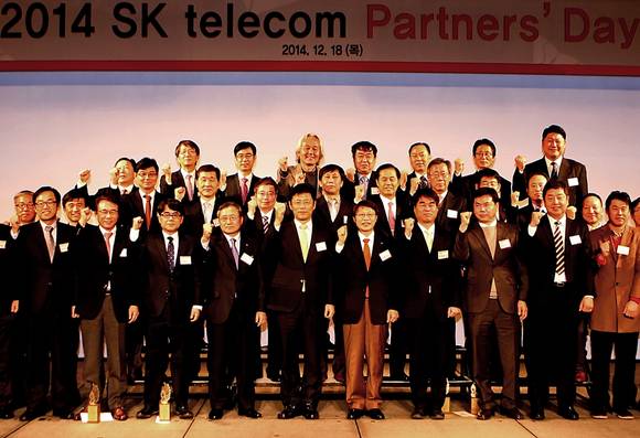 SK텔레콤 ‘2014년 파트너스데이’ 행사에서 SK텔레콤 임직원들과 우수협력사 관계자들이 기념 촬영을 하고 있다(사진 제공: SK텔레콤)