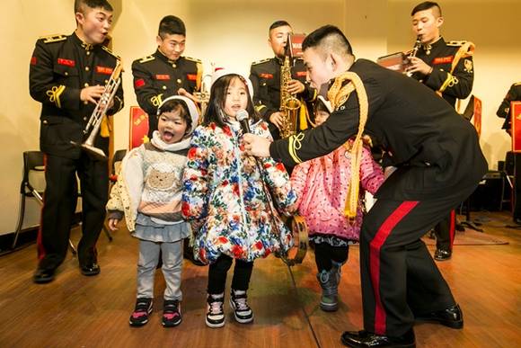 해병대 군악대가 준비한 크리스마스 캐롤 공연과 미 해병대 장병(사진=해병대사령부 제공)