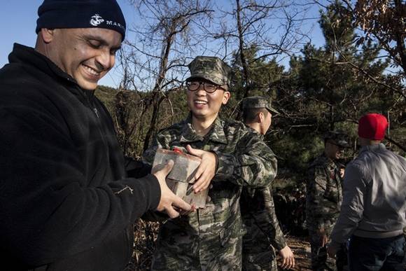 아이들이 이용하는 뒷동산 산책길을 벽돌로 포장 중인 한미 해병대 장병들(사진=해병대사령부 제공)