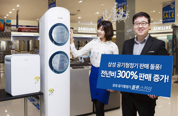 삼성전자 모델이 25일 삼성 디지털프라자 강남 본점에서 삼성 공기청정기를 소개하고 있다(사진 제공: 삼성전자)