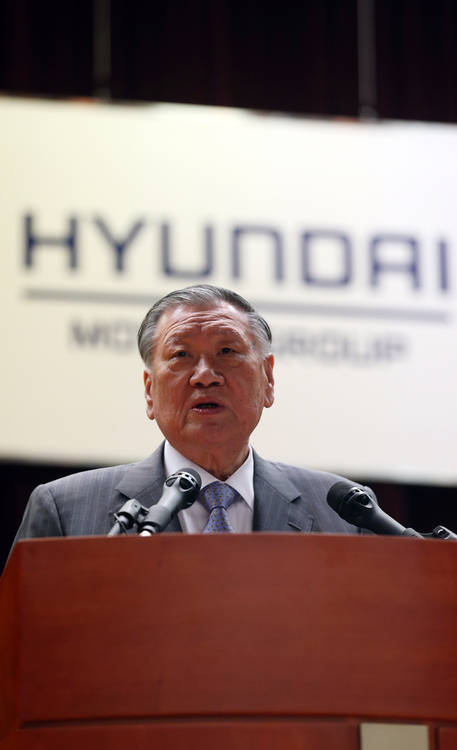 정몽구 현대자동차그룹 회장이 2일 오전 서울 양재동 현대차 사옥에서 열린 2015년 시무식에서 신년사를 하고 있다.(사진=연합뉴스)