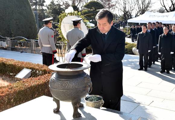 유정복 인천시장이 1일 2015년 을미년을 새해를 맞아 수봉공원 현충탑을 찾아 순국선열과 호국영령을 기리며 분향하고 있다.