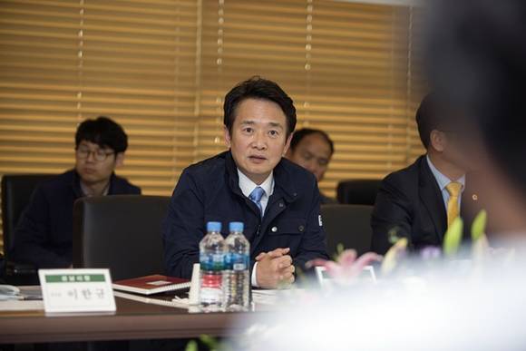 2014년 성남 성남산업단지관리공단을 방문한 남경필 경기지사가 성남산업단지 입주기업 간담회에 참석하여 입주기업들의 애로 및 현안사항 청취를 하고 있다. (자료사진.제공=경기도)