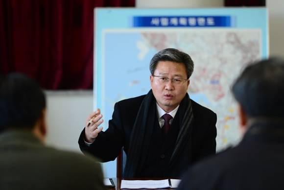 사진 맨위 궁평항 방문과 아래 화성호 현장방문(사진=화성시 제공)