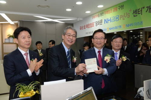 5일 광화문빌딩(동화면세점빌딩)에서 열린 ‘광화문 NH농협금융PLUS+센터’ 개점식에서 임종룡 NH농협금융지주 회장이 복합점포 1호 고객인 김기병 롯데관광개발 회장과 기념촬영을 하고 있다. (사진 왼쪽부터 허식 NH농협은행 수석부행장, 임종룡 NH농협금융지주 회장, 김기병 롯데관광개발 회장, 김원규 NH투자증권 사장). 사진제공=NH농협금융