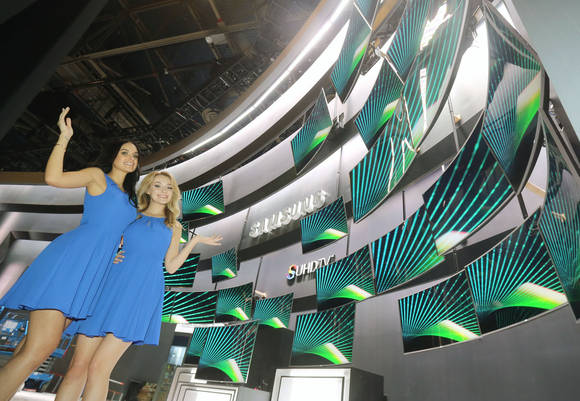 ‘CES 2015’가 열리는 미국 라스베이거스 컨벤션센터 삼성전자 전시장 입구에서 삼성전자 모델들이 가장 진화한 형태의 TV ‘SUHD TV’를 소개하고 있다(사진: 삼성전자)