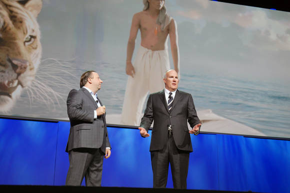 CES 2015 삼성전자 프레스 컨퍼런스에서 삼성전자 미국법인 조 스틴지아노 상무(왼쪽)와 20세기폭스 홈엔터테인먼트 부문의 마이크던 사장이 'UHD 얼라이언스'를 소개하고 있다(사진 제공: 삼성전자)