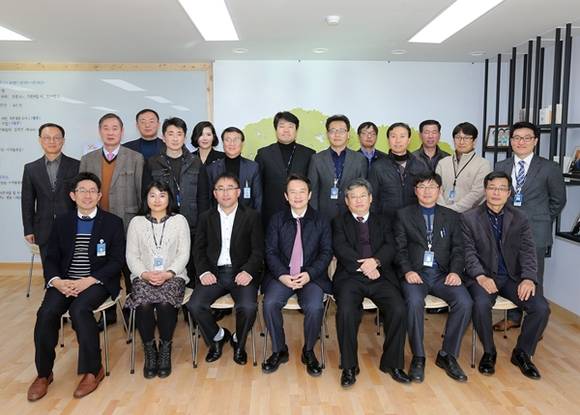 남경필 경기도지사와 경기도청 직급 및 직렬별 직원대표 및 노조대표들이 7일 경기도청 도지사 집무실에서 열린 ‘인사혁신 대토론회’를 마치고 기념촬영을 하고 있다.(사진=경기도 제공)