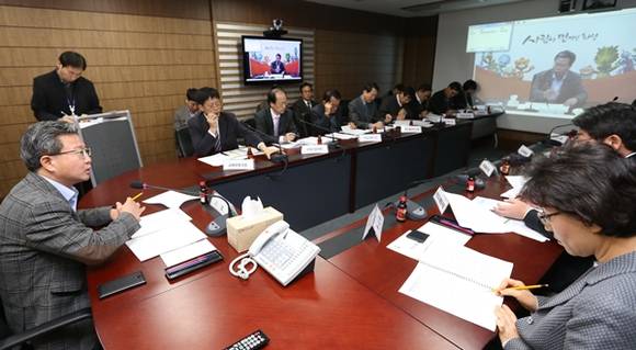 새해 첫 국장단회의를 주재하고 있는 채인석 화성시장(사진=화성시 제공)