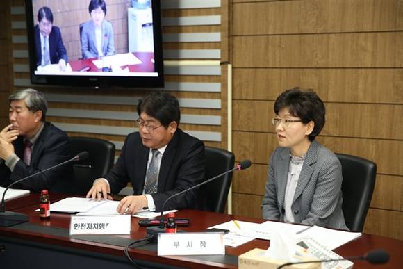 구제역 예방 긴급 대책회의를 진행하고 있는 화성시 이화순 부시장(사진=화성시 제공)