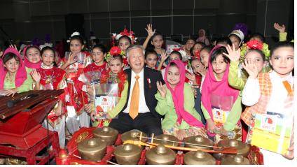 부영그룹 이중근회장(사진 가운데)이 2012년 6월 20일 인도네시아 수도 자카르타에 위치한 중소기업청 대회의장에서 개최된 국립 학교 멘뗑 제1 초등학교의 한국형 졸업식 행사 후 인도네시아 전통복장을 차려입은 재학생들과 기념촬영을 하고 있다.