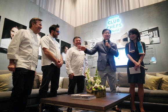 삼성전자 윤부근 대표이사 사장(왼쪽에서 4번째)이 6일(현지시간) 미국 라스베이거스 아리아 호텔 ‘클럽 드 셰프 스튜디오’에서 세계 최정상급 셰프인 다니엘 블뤼, 크리스토퍼 코스토프, 미쉘 트로와그로(이상 왼쪽부터), 삼성전자 박원 전무(왼쪽에서 5번째)와 함께 토크쇼를 진행하고 있다(사진 제공: 삼성전자)