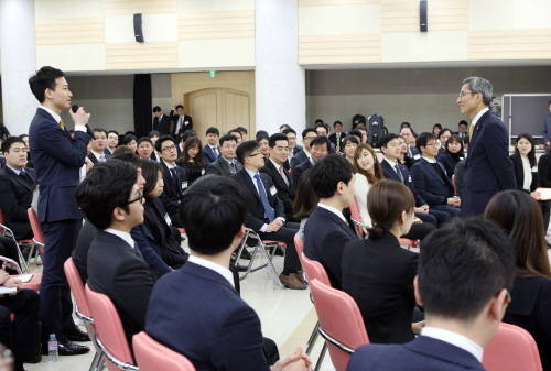 윤종규 KB금융그룹 회장 겸 국민은행장(오른쪽)이 직원 질문에 답하고 있다.(사진제공=KB금융)