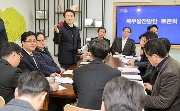 남경필 도지사가 지난 8일 도지사 집무실에서 열린 ‘북부발전방안 토론회’에서 인사말 및 참가자 소개 등을 하며 토론회를 주재하고 있다.(사진=경기도 제공)