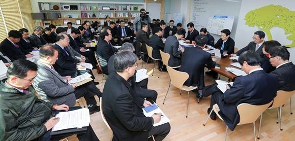 지난 8일 도지사 집무실에서 남경필 도지사와 행정 및 사회통합부지사, 관련 실국장 및 과장, 공공기관장 및 관련 전문가 등이 참가한 가운데 ‘북부발전방안 토론회’ 가 열리고 있다.