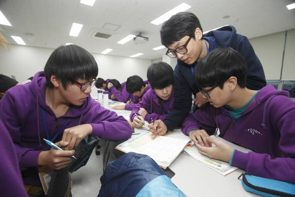 지난 '2014년 삼성 드림클래스 겨울캠프'가 열린 성균관대 수원캠퍼스에서 중학생들이 대학생 강사로부터 학습지도를 받고 있다(사진 제공: 삼성사회봉사단)