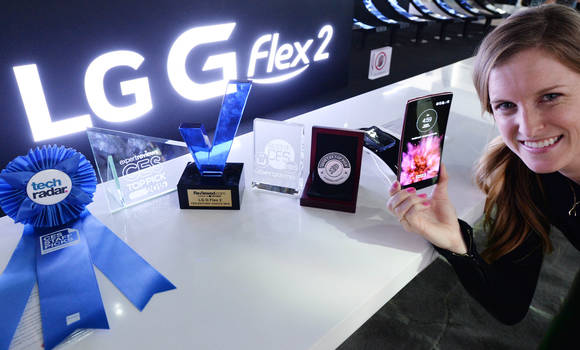 미국 라스베이거스에서 열리고 있는 CES 2015에서 LG G 플렉스2가 리뷰드닷컴 에디터스 초이스 어워드를 수상했다(사진 제공: LG전자)