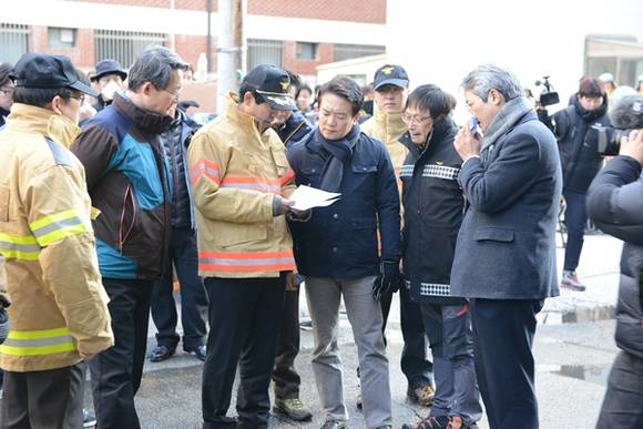 남경필 경기도지사가 10일 의정부 화재현장을 방문해 피해상황을 보고 받고 있다.(사진=경기도 제공)