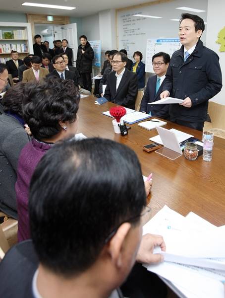 14일 오전 경기도지사 집무실에서 열린 "NEXT 토론회(따복공동체, 보육준공영제, 사회복지사 처우개선, 학교시설개선)"에서 남경필 경기도지사가 인사말을 하고 있다.(사진=경기도 제공)