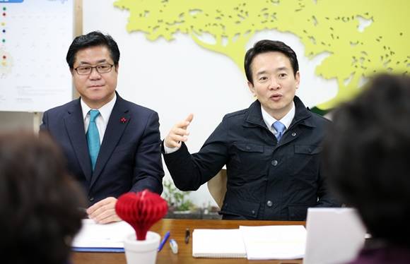 NEXT 토론회(따복공동체, 보육준공영제, 사회복지사 처우개선, 학교시설개선)"에서 남경필 경기도지사가 회의를 주재하고 있다.